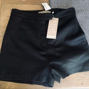 Black - clasp high waist shorts